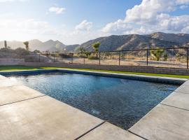 Wine Lover's Retreat - The Uncork and Unwind Experience, hotel di Yucca Valley