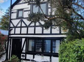 Bournemouth secluded cottage 10mins walk to beach, hotel em Bournemouth