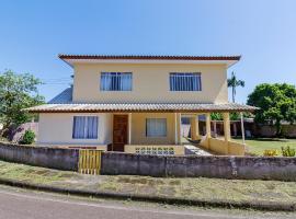 Sobrado da Vila, 1km Centro, ideal Trabalho e Passeio, holiday home in Morretes