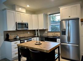 Brand New Custom Built Cottage in Downtown w/Pool!, hotel familiar en Salem