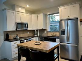 Custom Built Cottage in Downtown with Pool, hotel v destinaci Salem