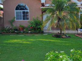 Caribbean Estates, 10 mins from the Beach, Beautiful Gated Community, hotel Portmore-ban