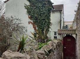 Characterful Cottage near the Sea, Beach, Pier & Shops，位于滨海韦斯顿的酒店