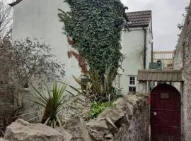 Characterful Cottage near the Sea, Beach, Pier & Shops