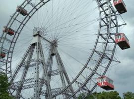 CENTER ! 2 stops from the City Center!, hôtel à Vienne