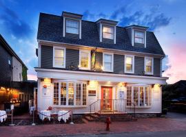 Bouchard Restaurant & Inn, hotell i Newport