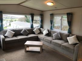 Classy caravan with ample space, hotell i Bembridge