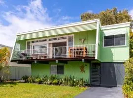 BEACHED @ YAMBA (water views, dog friendly, air con)