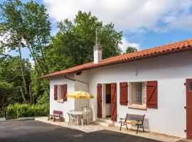 Basque style house 15 min from Bidart beaches, hótel í Arcangues