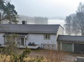 Amazing Apartment In Billingsfors With Lake View, hôtel à Billingsfors