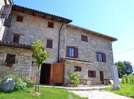 Holiday Farmhouse Skvor, vakantieboerderij in Robidišče