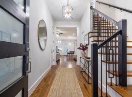 Beautiful Contemporary 4BR near Downtown Dallas, hotel in Dallas