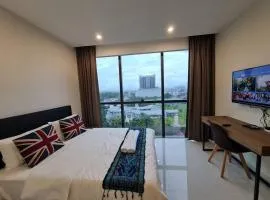 Lovely Kozi Square Studio Bedroom with Pool LV5C