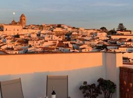 Buhardilla Rústica Mirando a Santa Catalina, hotel in Jerez de los Caballeros