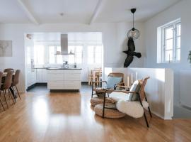 Ocean Views and Gorgeous Design in a Light-Filled 3 BDRM/1.5 Bath Village Home、Stokkseyriのホテル