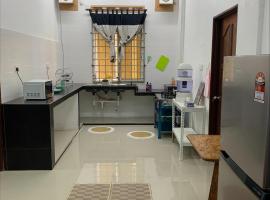 La wood homestay, hotell i Kampung Kuala Besut