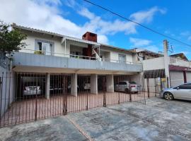 Apto a poucos metros do mar, hotel in Matinhos