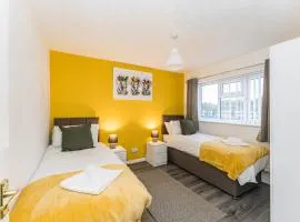 AMAZING CONTRACTOR HOUSE 3 bedroom warm modern house free secure off road parking, wifi & sky sleep upto 8 guest s