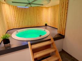 Jacuzzi & Sauna Villa 2, sumarhús í Tzummarum