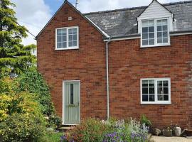 Countryside 3 Bed Detached Cottage, hotel dengan parking di Royal Wootton Bassett