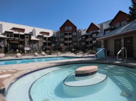 Cozy 1BR, steps from Creekside Gondola by Harmony Whistler Vacations, hotel v destinaci Whistler