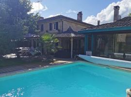 Demeure pierre 12 couchages piscine chauffée et jacuzzi, Hotel in Abzac
