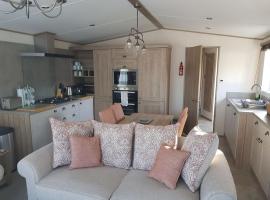 Modern, stylish holiday home, hotel em Bembridge