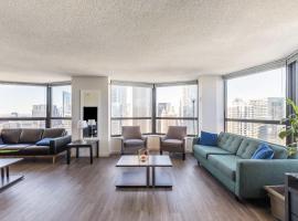 3BR Premium Executive Penthouse w/ Pool & Parking, hotel in Chicago