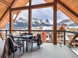 LUXE Penthouse with Mountain Views Solar A Resort & Spa, Ferienpark in Canmore