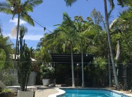 LA Inspired, Gorgeous Spacious Family Home, Superb Location, kæledyrsvenligt hotel i Noosa Heads