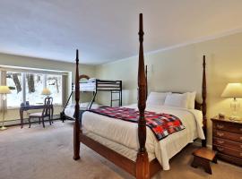 The Birch Ridge- Family Room #11 - Queen Bunkbed Suite in Killington, Vermont home, smáhýsi í Killington