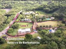 Casa en condominio campestre, seguridad 24horas, cerca electrica y planta electrica, hotel in Villeta