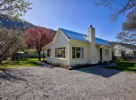 Aberdeen Cottage - Nestled in the Heart of Arrowtown - New!, hotel with parking in Arrowtown