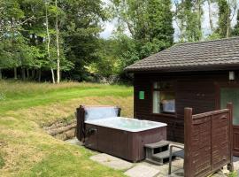 Birch Lodge 18 with Hot Tub, chata v destinaci Newton Stewart