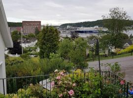 Lys og lettstelt leilighet med utsikt over byen, hotell i Sandefjord