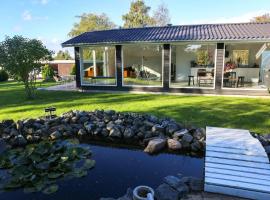 The comfort of this cottage merges with nature, feriehus i Holbæk