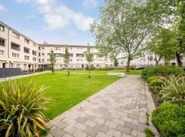 Lovely 1-bedroom property with balcony in West end