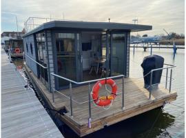 Hausboot Fjord Vela mit Biosauna in Barth، فندق في بارث