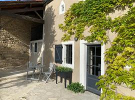 Gîte des Abeilles - Cosy, Rural & Tranquil with Shared Pool, pet-friendly hotel in Chives