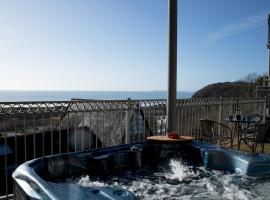 Pass the Keys Pendine hot tub sea views, пляжний готель у місті Кармартен