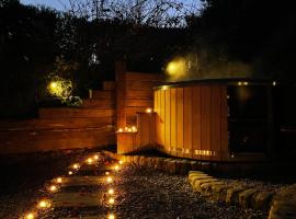 Rita's Luxury Retreat with Swedish Hot tub and Wood Fuelled Pizza Oven, cottage a Shrewsbury