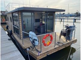 Hausboot Fjord Capella - Solarboot in Barth: Barth şehrinde bir kiralık sahil evi