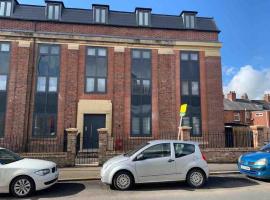 Newly built 2 bed flat in the heart of Leek, apartemen di Leek