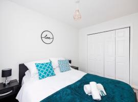 Newly refurbished charming 3-Bed House in Barking, hotell i Barking