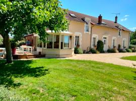 L'école buissonnière, cheap hotel in Levet