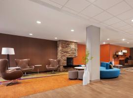 Fairfield Inn & Suites by Marriott Charlottesville Downtown/University Area, хотел близо до Scott Stadium, Шарлотсвил