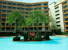 777 Beach Condo Phuket、マイカオビーチのコンドミニアム