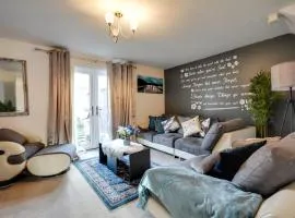 Three Bedroom House in Runcorn By The Lake with Parking
