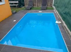 Charmante Villa avec Piscine à Deux Pas de la Mer