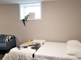 Charming Studio with Parking, Netflix, Full Kitchen - Close to Algonquin College，位于渥太华的低价酒店